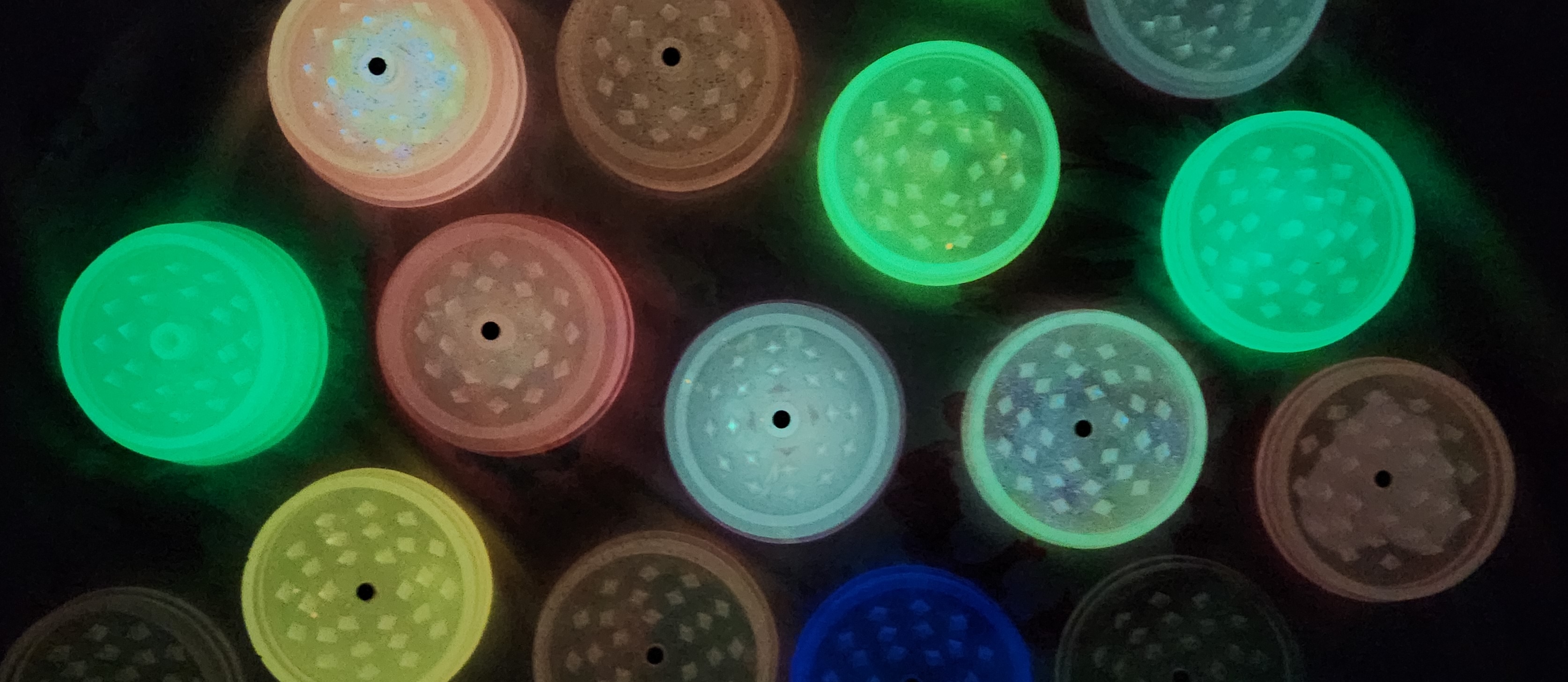 Piezas artesanales que brillan en la oscuridad